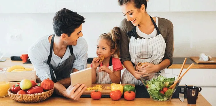 Familia disfrutando de una comida saludable