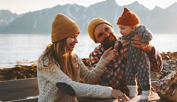 couplebaby-table-mountainwaterbackground