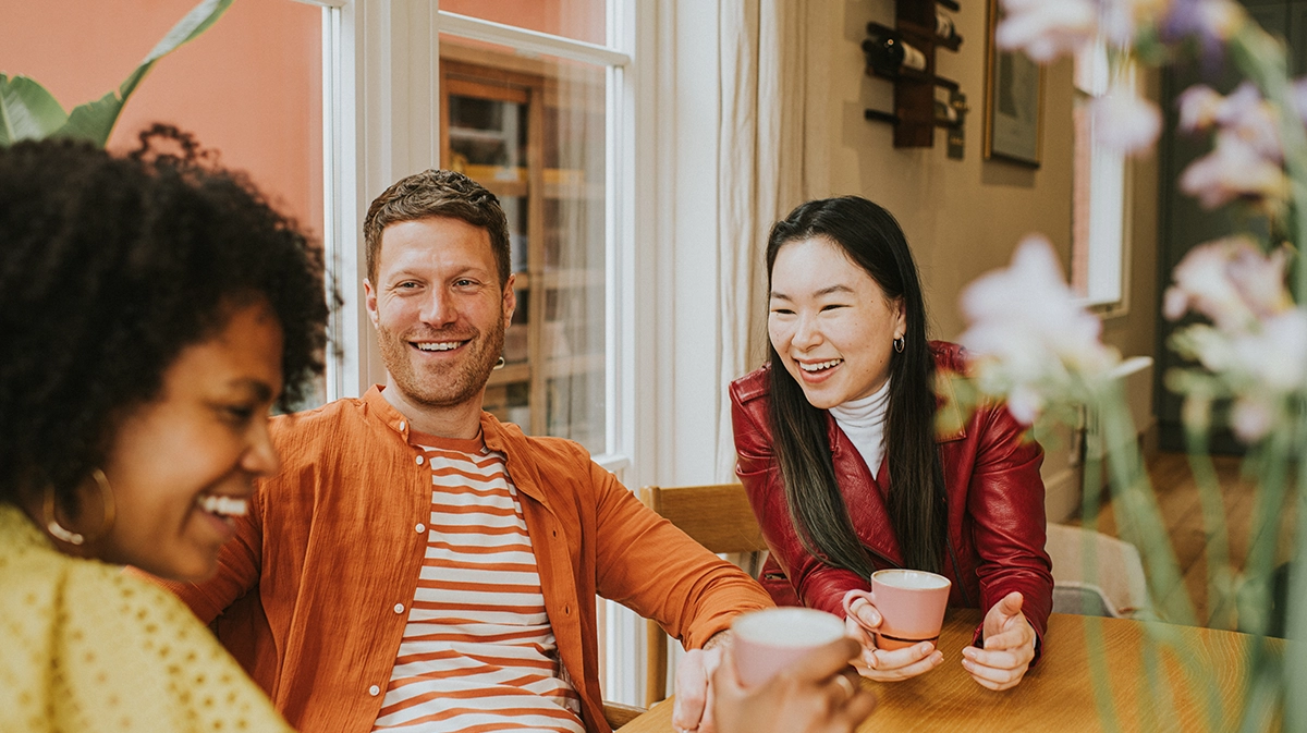 A group of friends drinking coffe