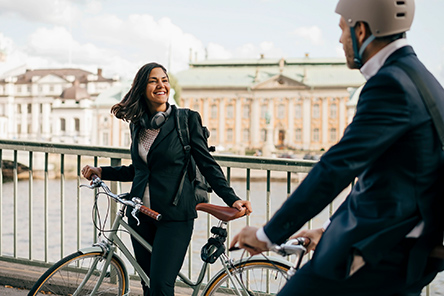 smiling-businesswoman-with-bicycle