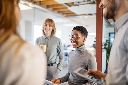 collega’s die praten tijdens een teamvergadering