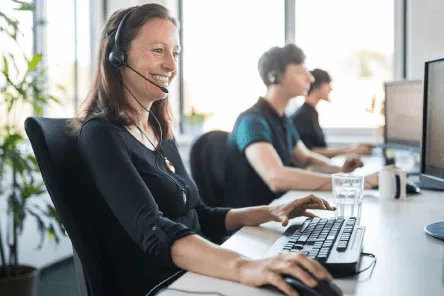 vrouw die werkt bij helpdesk