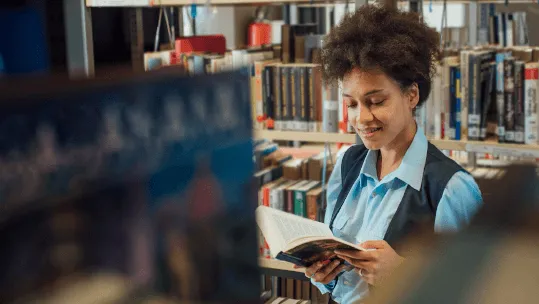 empleado del gobierno leyendo en la biblioteca