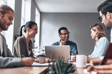 personas hablando en una reunión