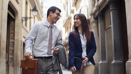 empresarios-caminando-juntos-en-ciudad