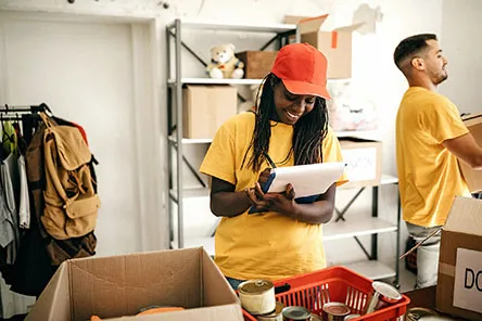 voluntaria trabajando en una organización benéfica