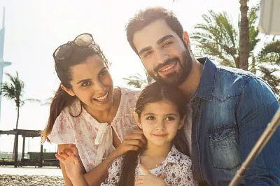 Familia sonriendo