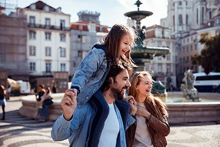 une famille joyeuse profitant d’une journée en ville