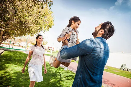 familia en un parque urbano