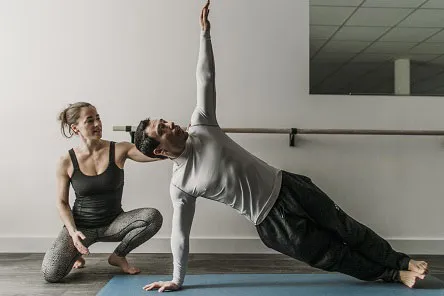 Persoonlijke trainer die yoga doet
