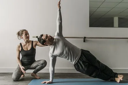 Entraîneur personnel faisant du yoga