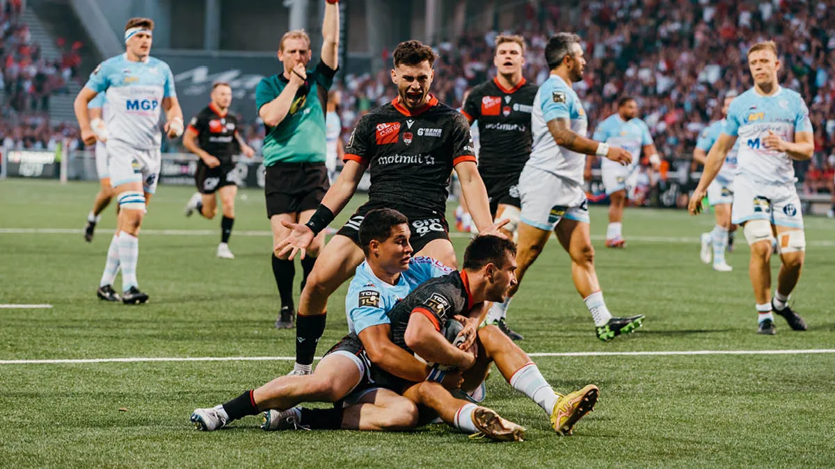 A French rugby team in action on the rugby pitch