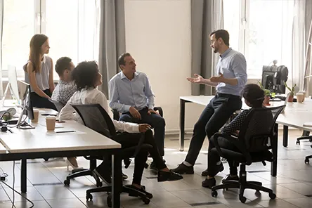colegas hablando en una reunión